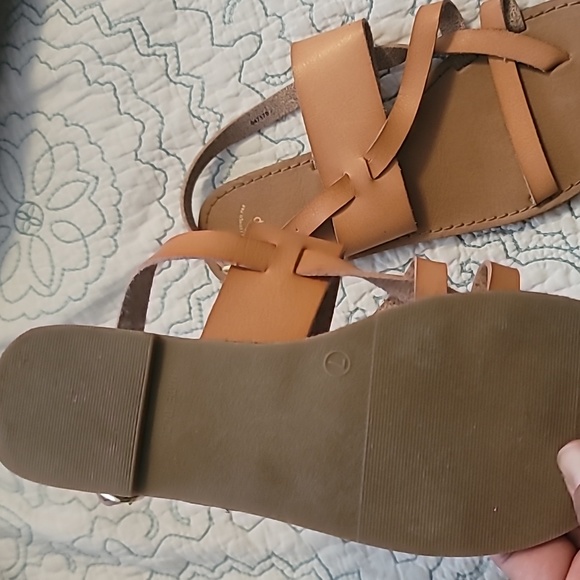 Sz 7 Gap tan sandals - Picture 3 of 3